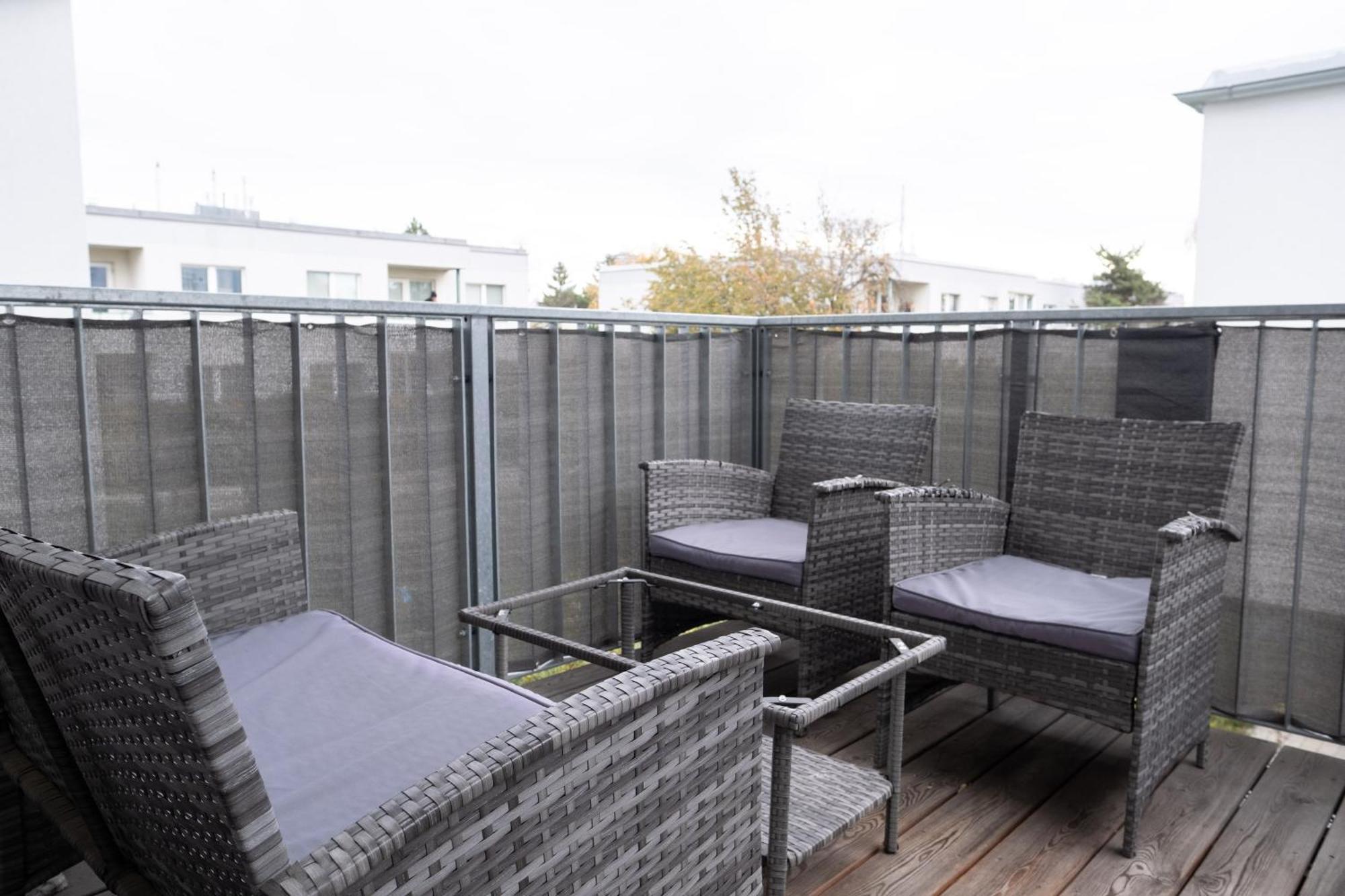 Modern Apartment W/ Cozy Balcony Near City Center Виена Екстериор снимка