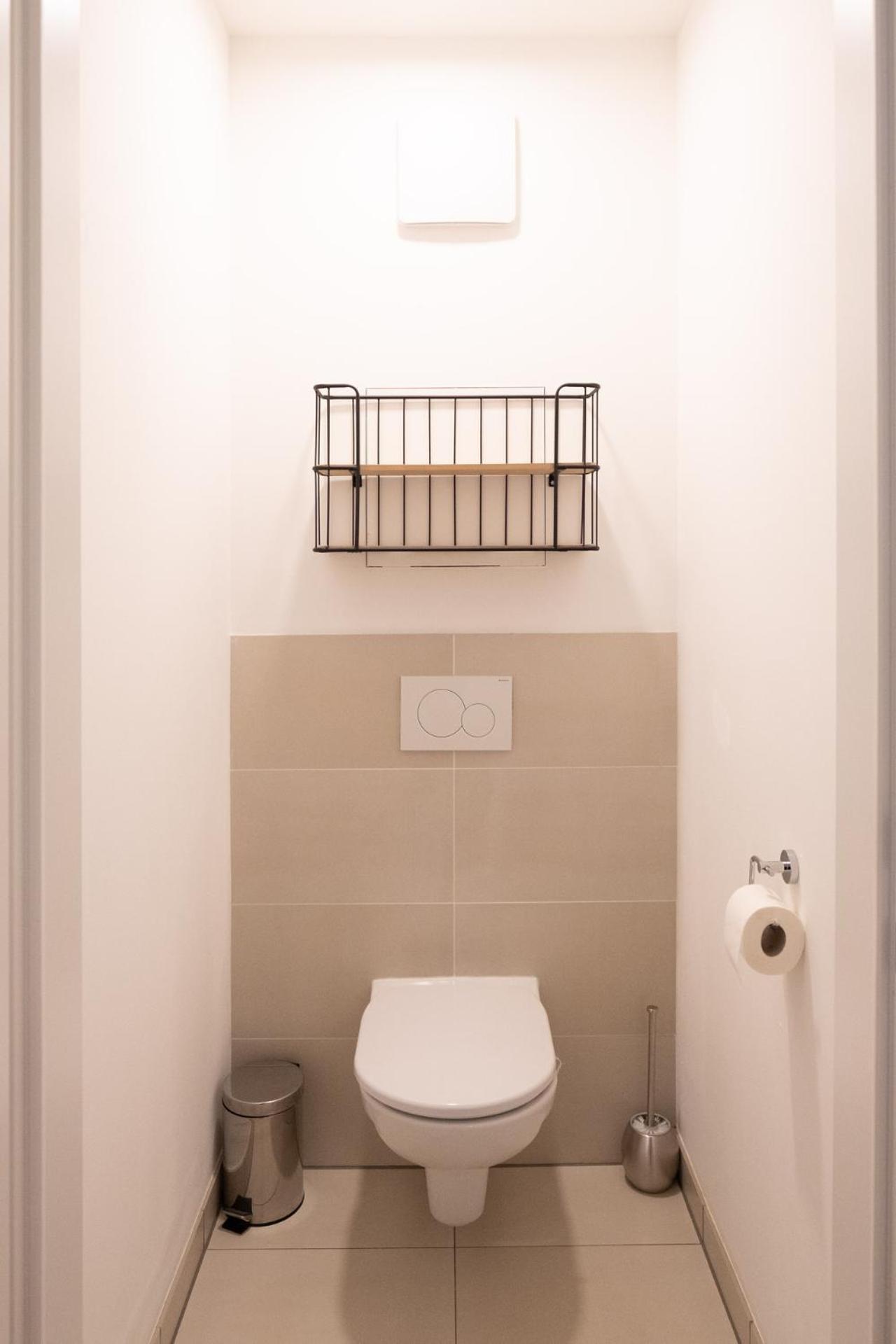 Modern Apartment W/ Cozy Balcony Near City Center Виена Екстериор снимка