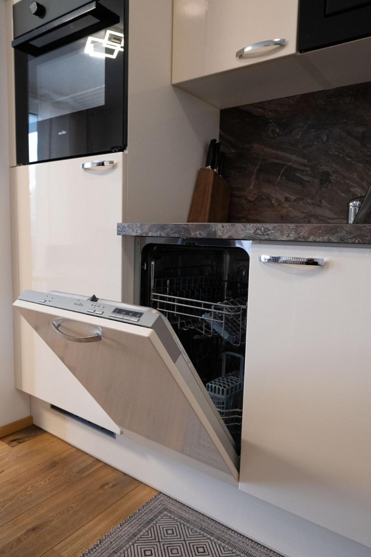 Modern Apartment W/ Cozy Balcony Near City Center Виена Екстериор снимка