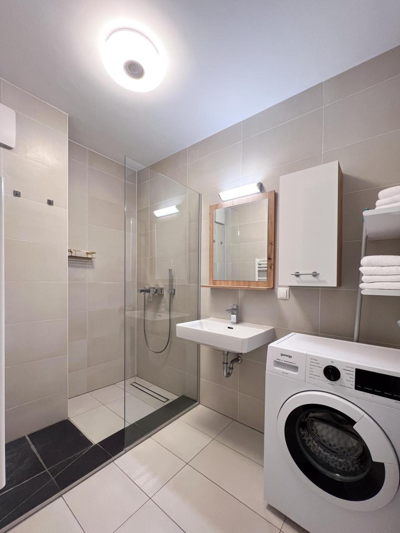 Modern Apartment W/ Cozy Balcony Near City Center Виена Екстериор снимка
