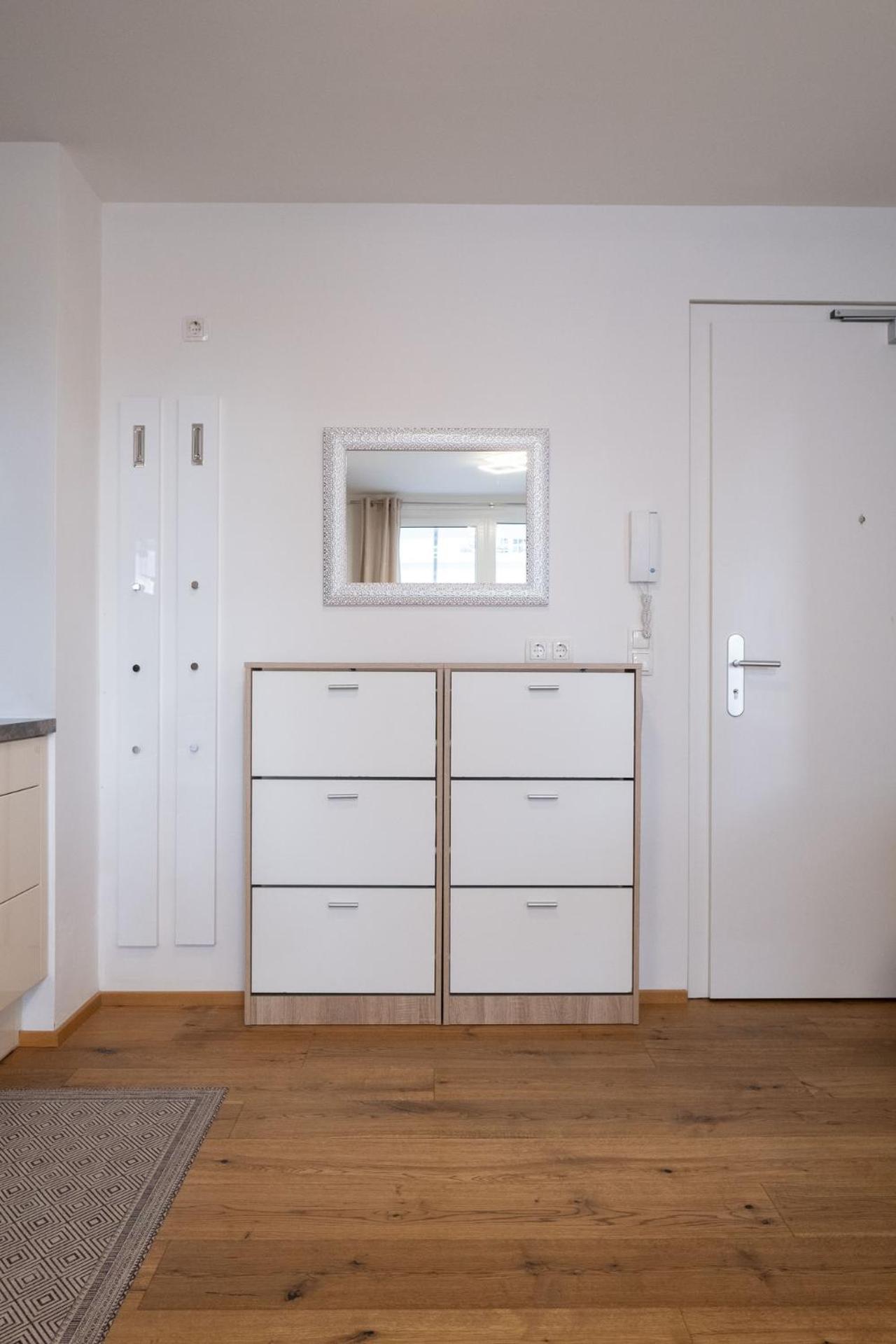 Modern Apartment W/ Cozy Balcony Near City Center Виена Екстериор снимка