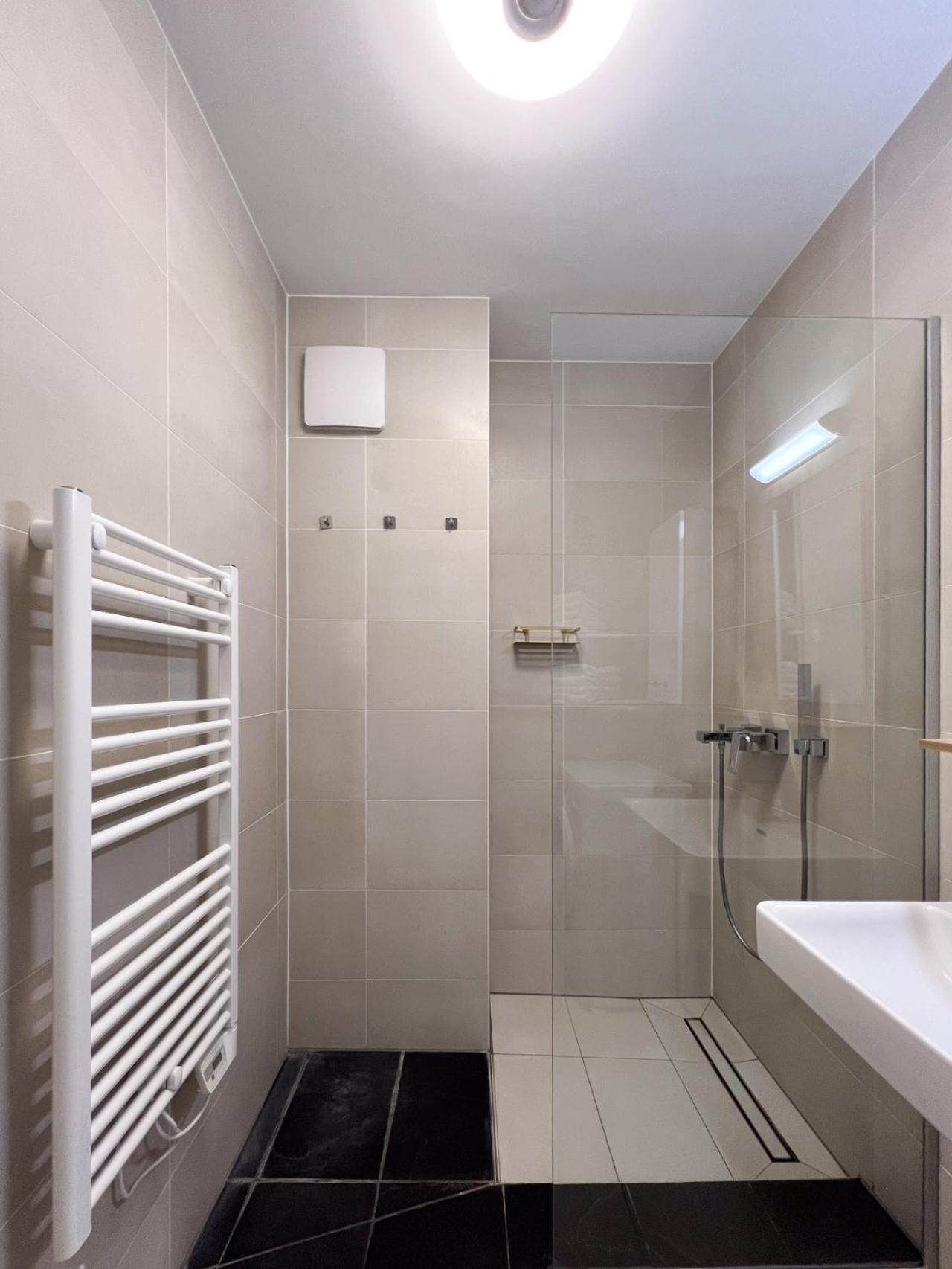 Modern Apartment W/ Cozy Balcony Near City Center Виена Екстериор снимка