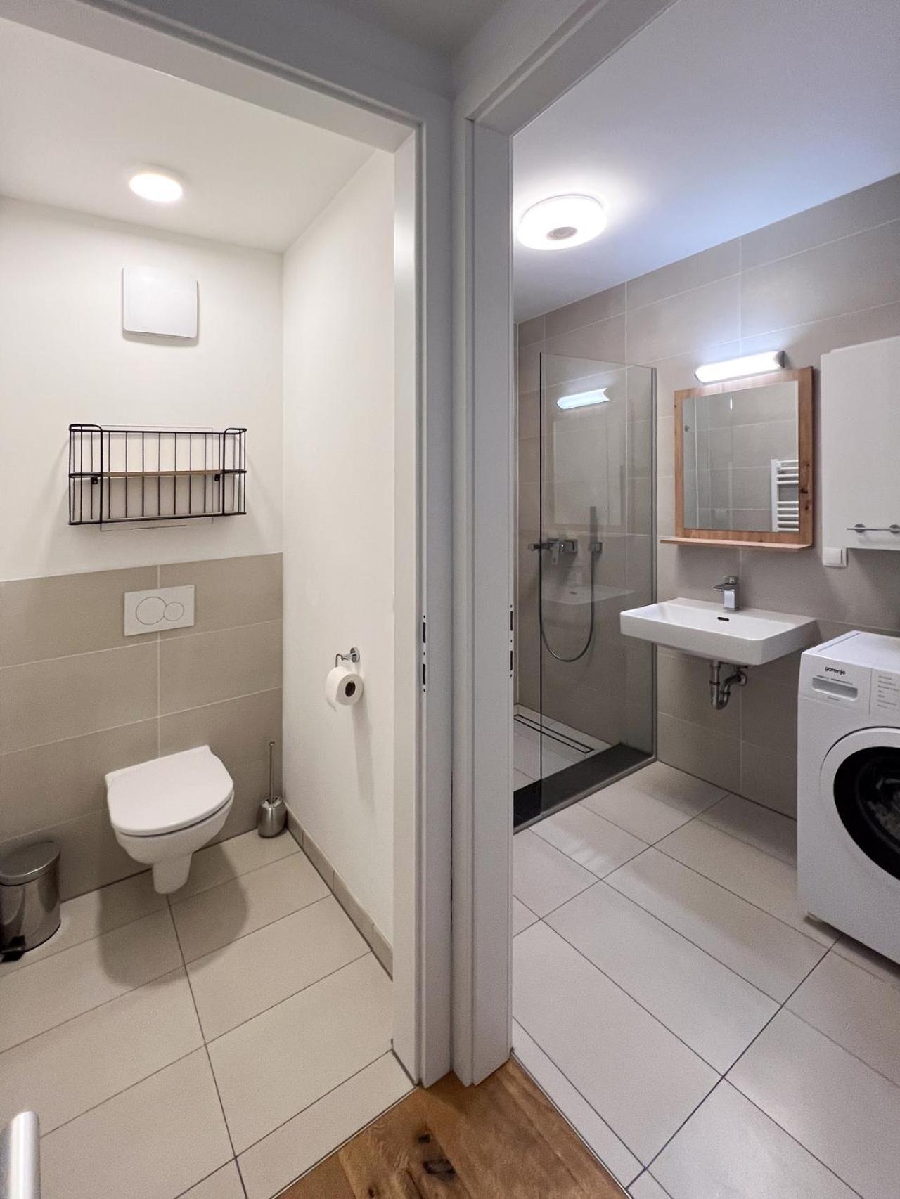 Modern Apartment W/ Cozy Balcony Near City Center Виена Екстериор снимка